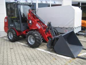 Toyo Hoflader 836 mit Kabine, Schaufel und Gabel